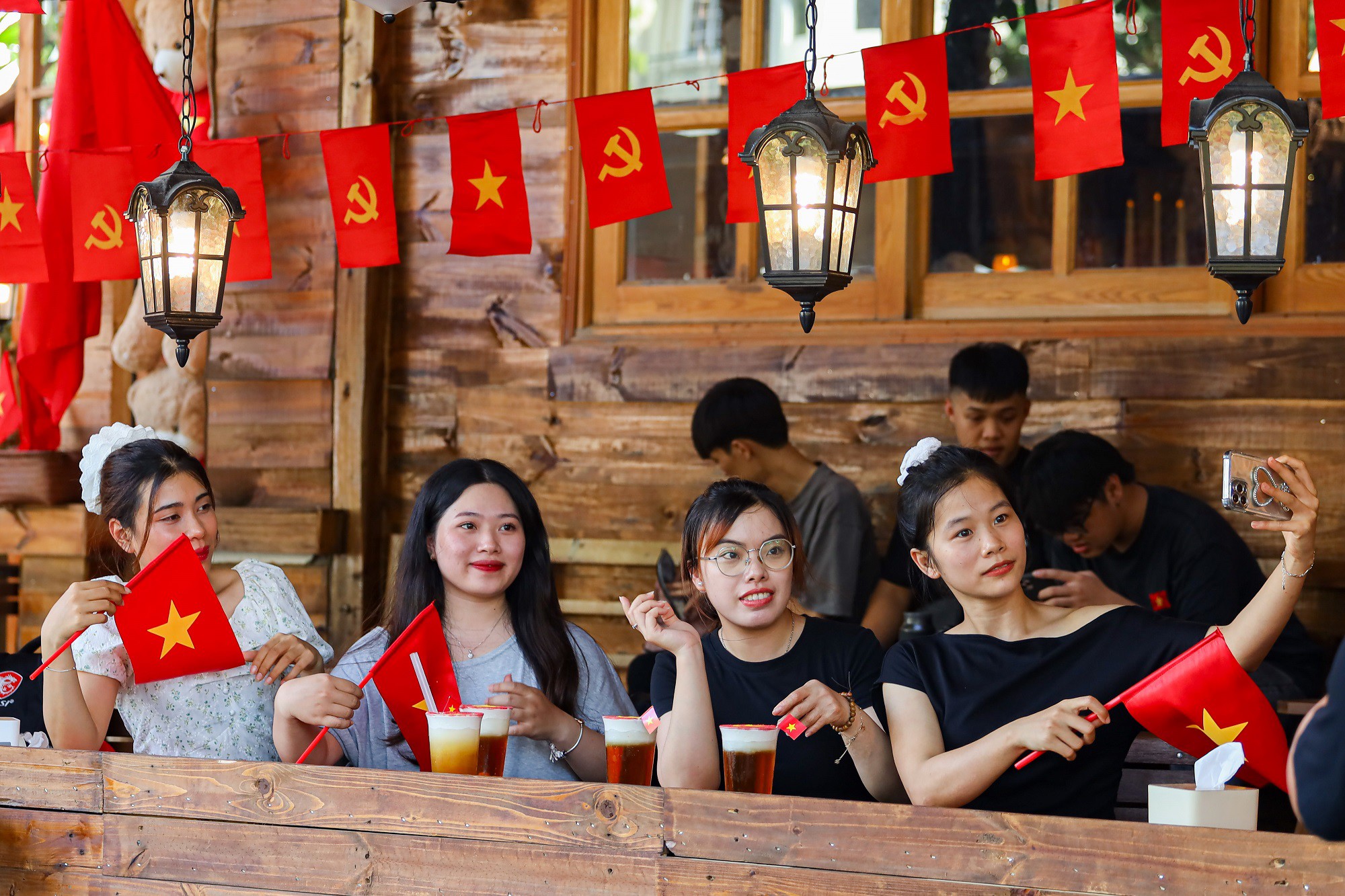 Menu đa dạng, các thức uống có giá từ 30-60 nghìn đồng/món khiến nhiều bạn trẻ thích thú, rủ nhau đến chụp ảnh, check-in.