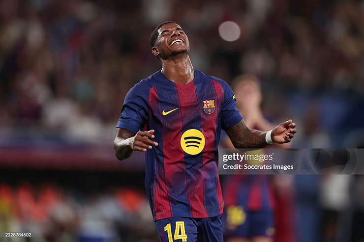 Cả thế giới choáng váng với pha bỏ lỡ của Rashford.