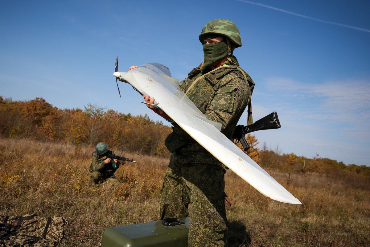 Một chiếc UAV màu xám bạc được quân đội Nga sử dụng (ảnh: Vitaly Timkiv/Russia News Agency/Getty Images)