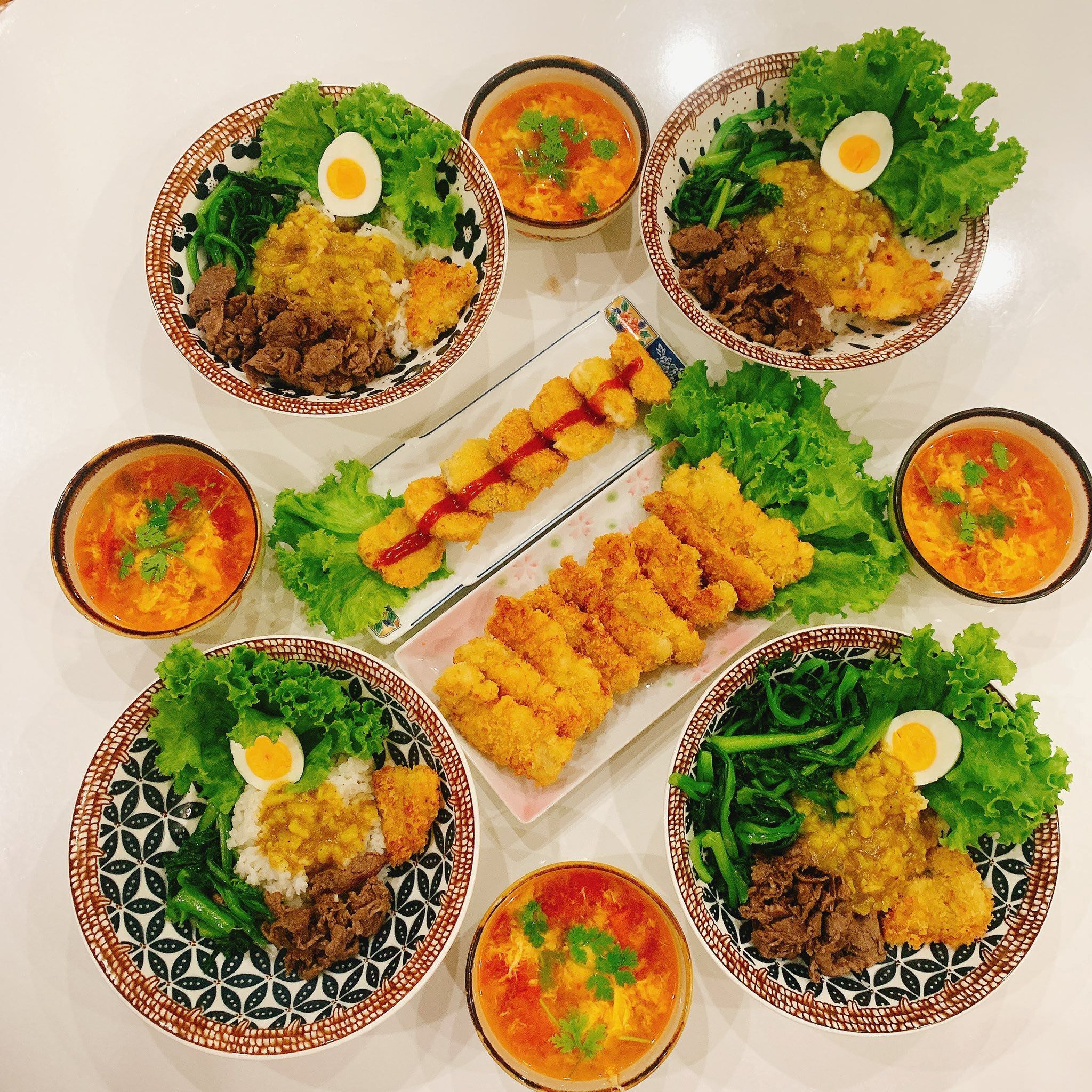 Thịt chiên xù - Khoai chiên xù - Cơm trộn - Canh trứng cà chua