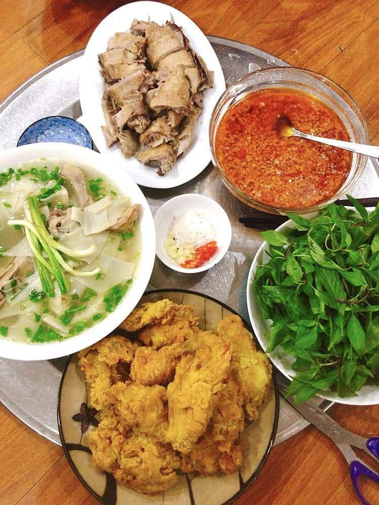 Vịt nấu măng - Gà chiên - Mì mầu