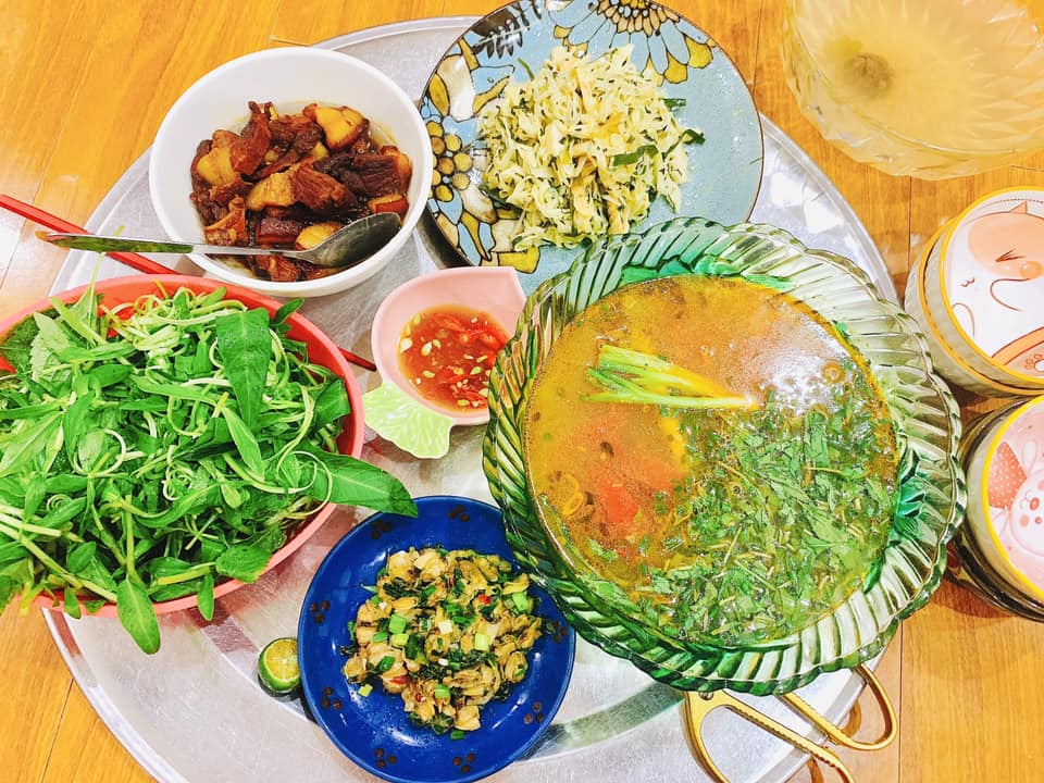 Canh ngao nấu chua - Thịt kho tàu - Măng xào - Ngao xào ăn kèm bánh đa