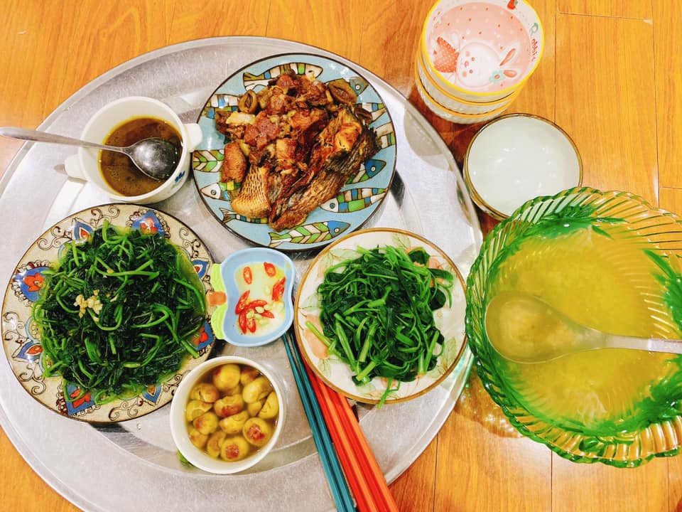 Rau khoai lang xào tỏi - Rau muống luộc - Thịt, cá kho trám - Cà muối