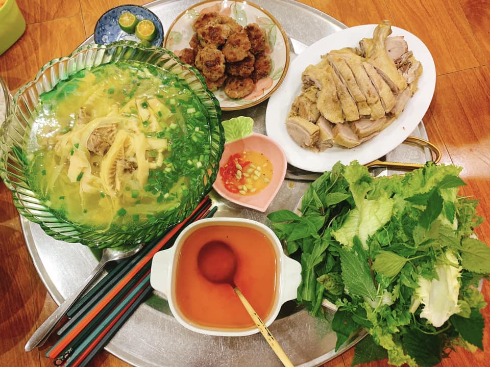 Vịt luộc - Canh măng - Thịt rán
