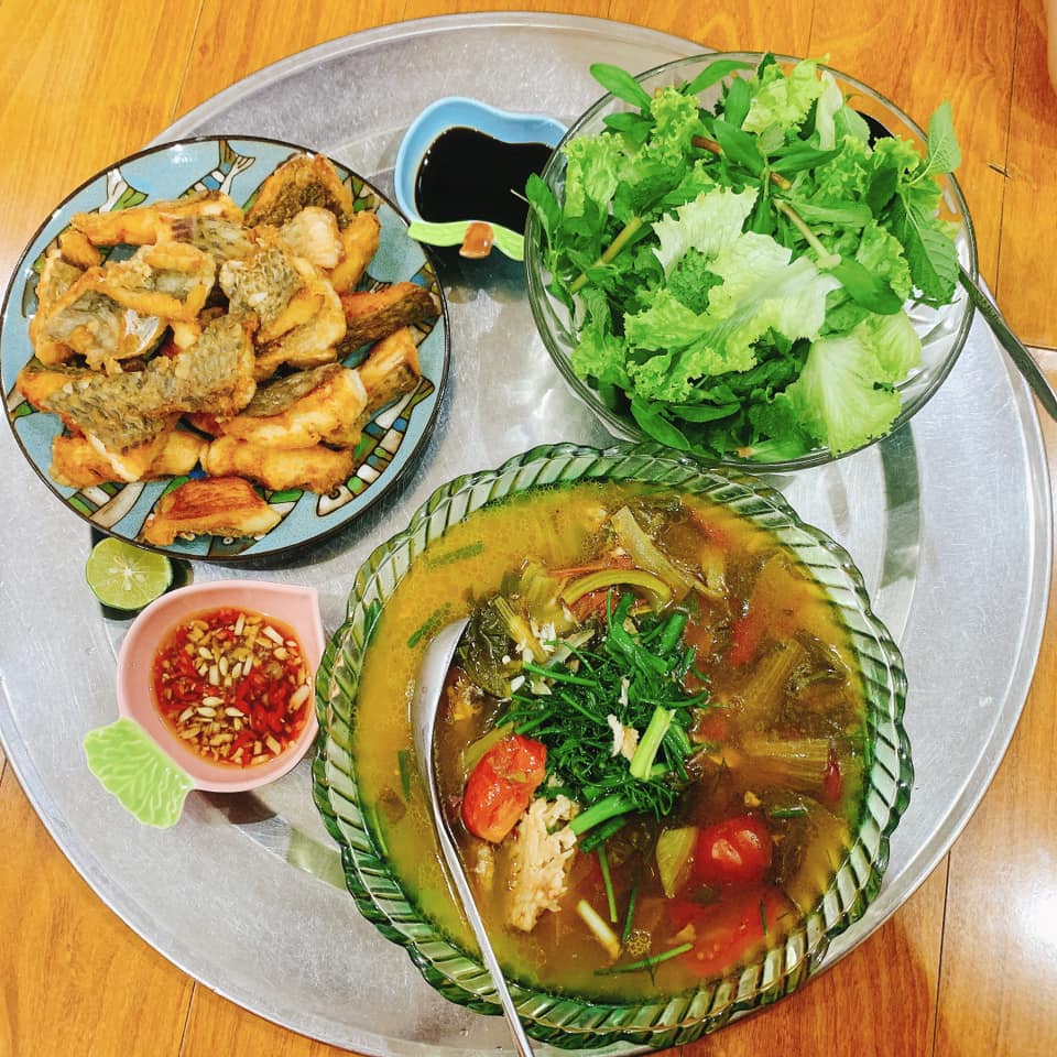 Cá chiên giòn - Đầu cá nấu dưa chua