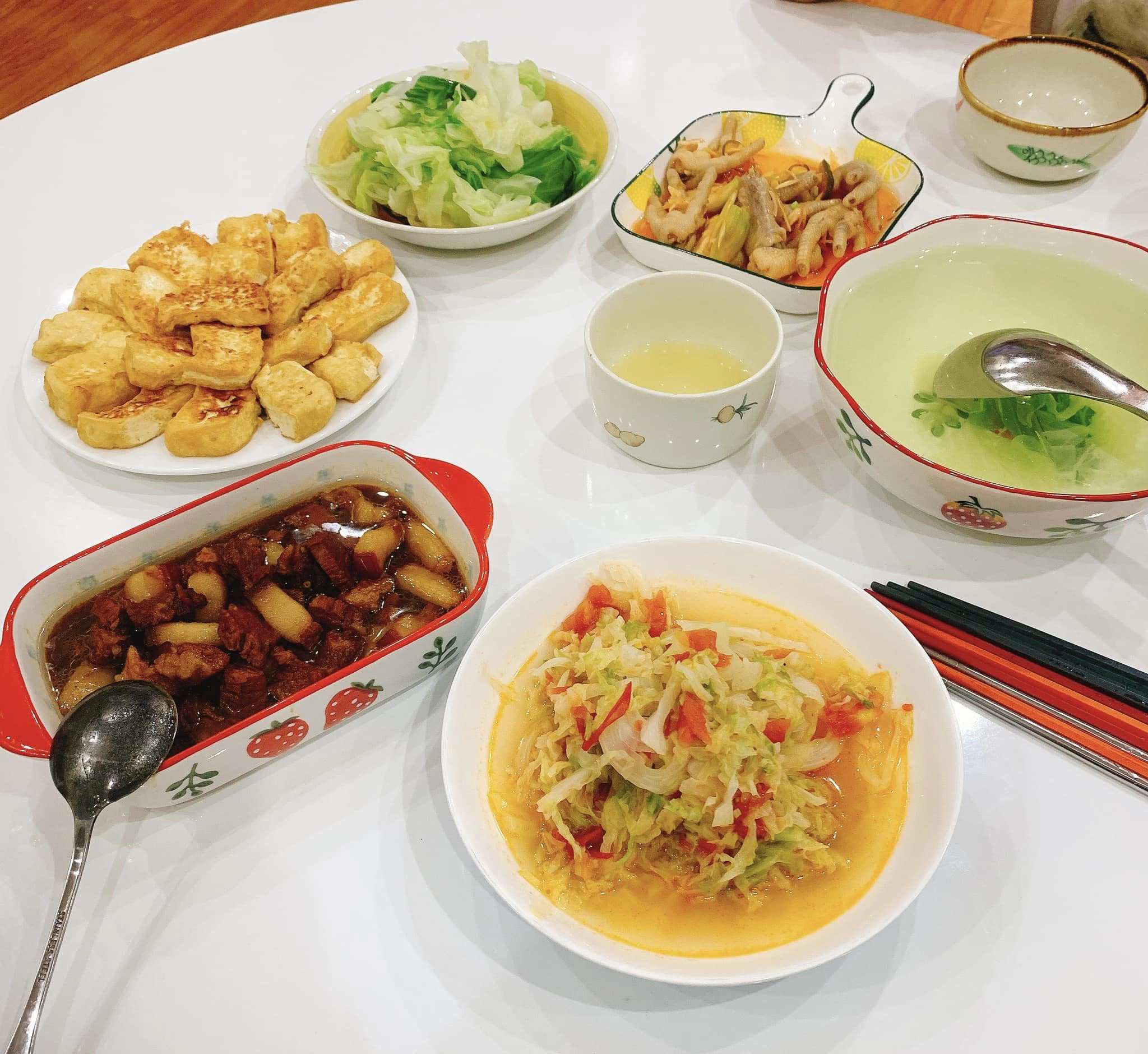  Bắp cải xào cà chua - Bắp cải luộc - Thịt kho tàu - Chân gà xốt Thái