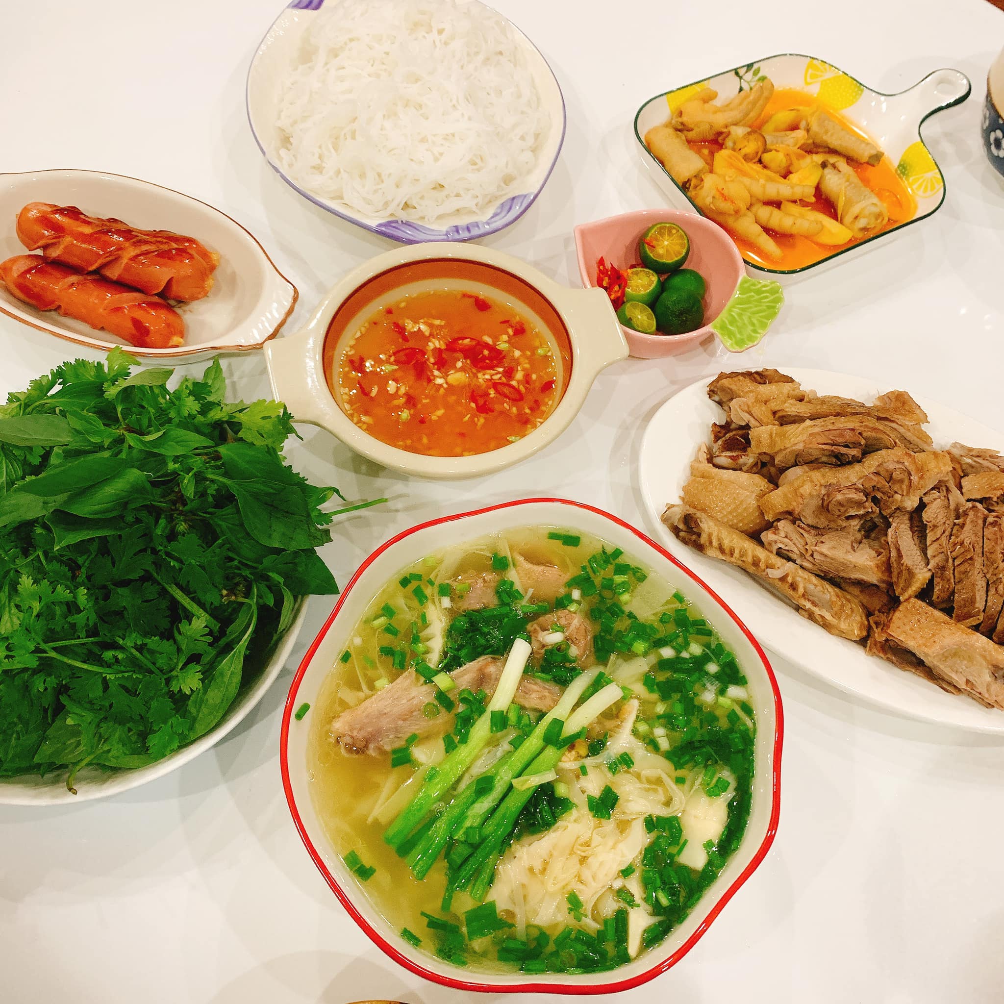 Vịt luộc - Canh vịt nấu măng - Chân gà sốt Thái 