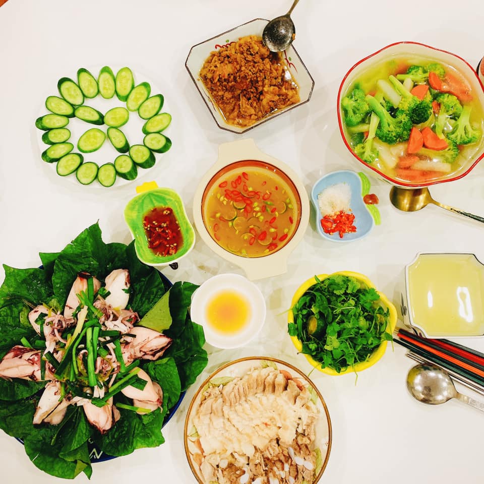 Canh rau củ thập cẩm - Thịt luộc - Mực hấp - Thịt rim mắm - Dưa chuột