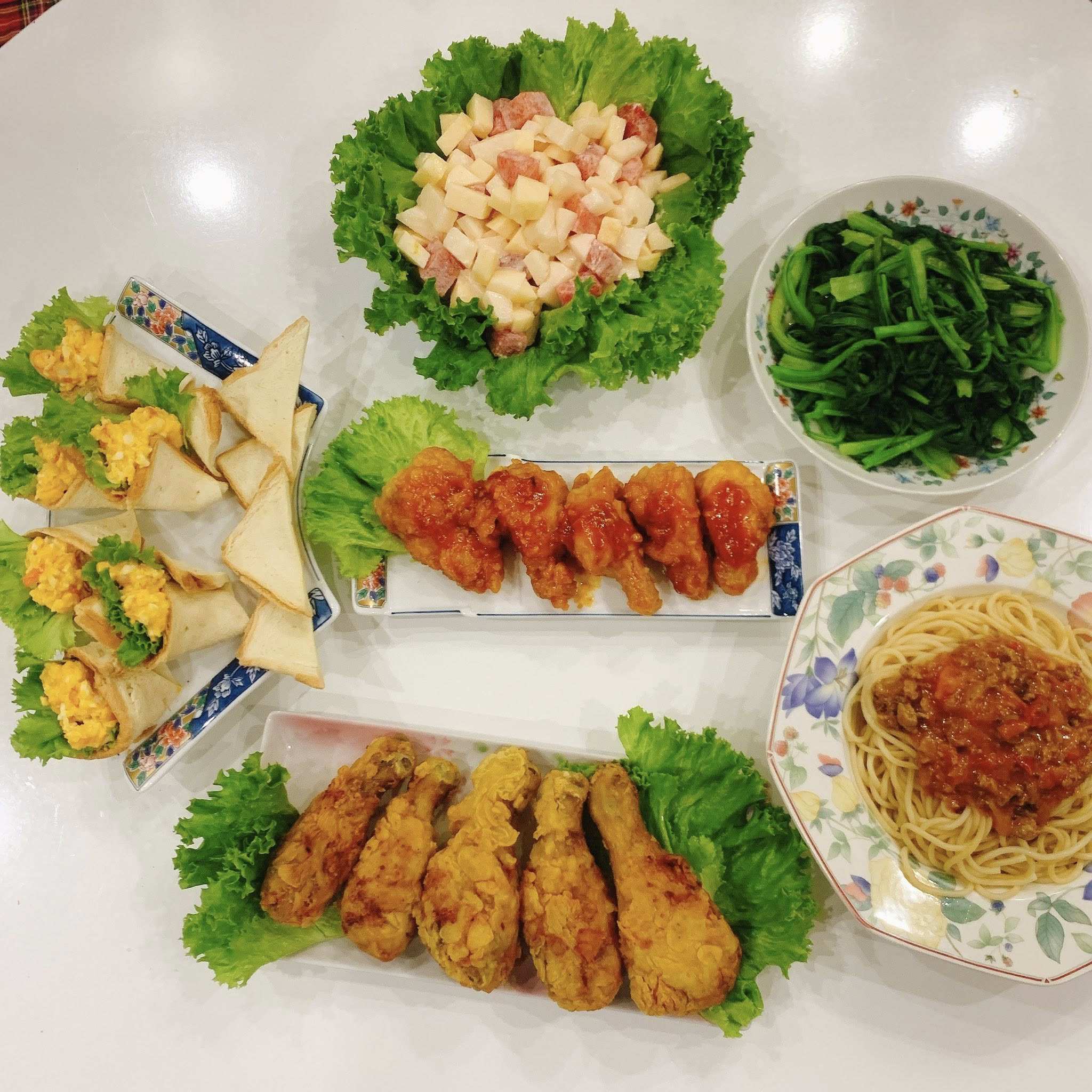 Đùi gà chiên giòn - Đùi gà sốt cay - Mì Ý - Bánh mì nướng tôm phomai - Rau cải luộc