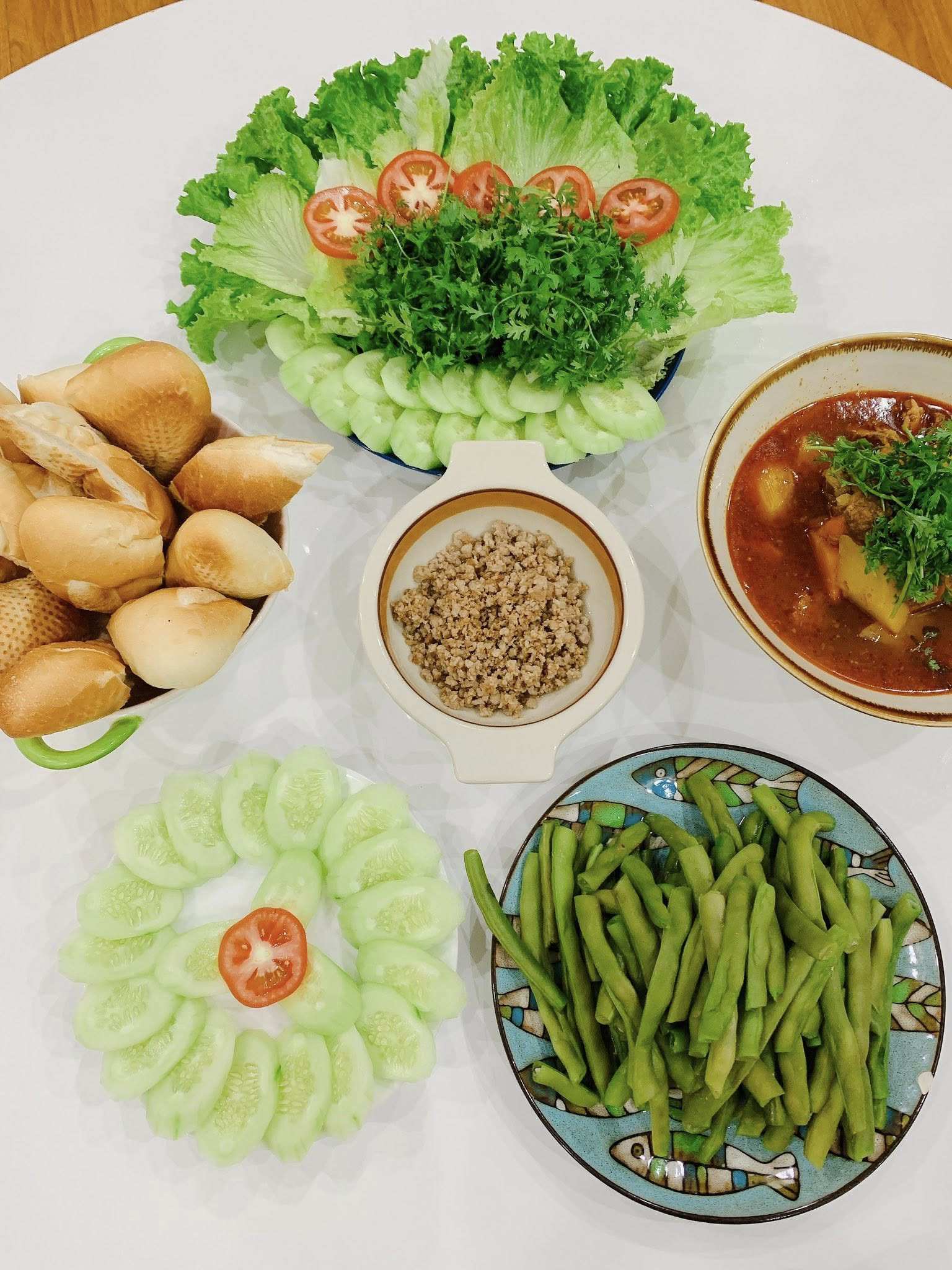 Thịt bò kho ăn cùng bánh mì - Thịt băm rang - Đỗ luộc - Dưa chuột