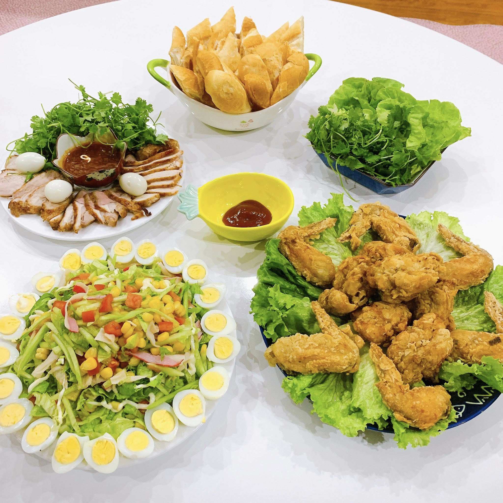 Thịt nướng - Salad - Gà rán