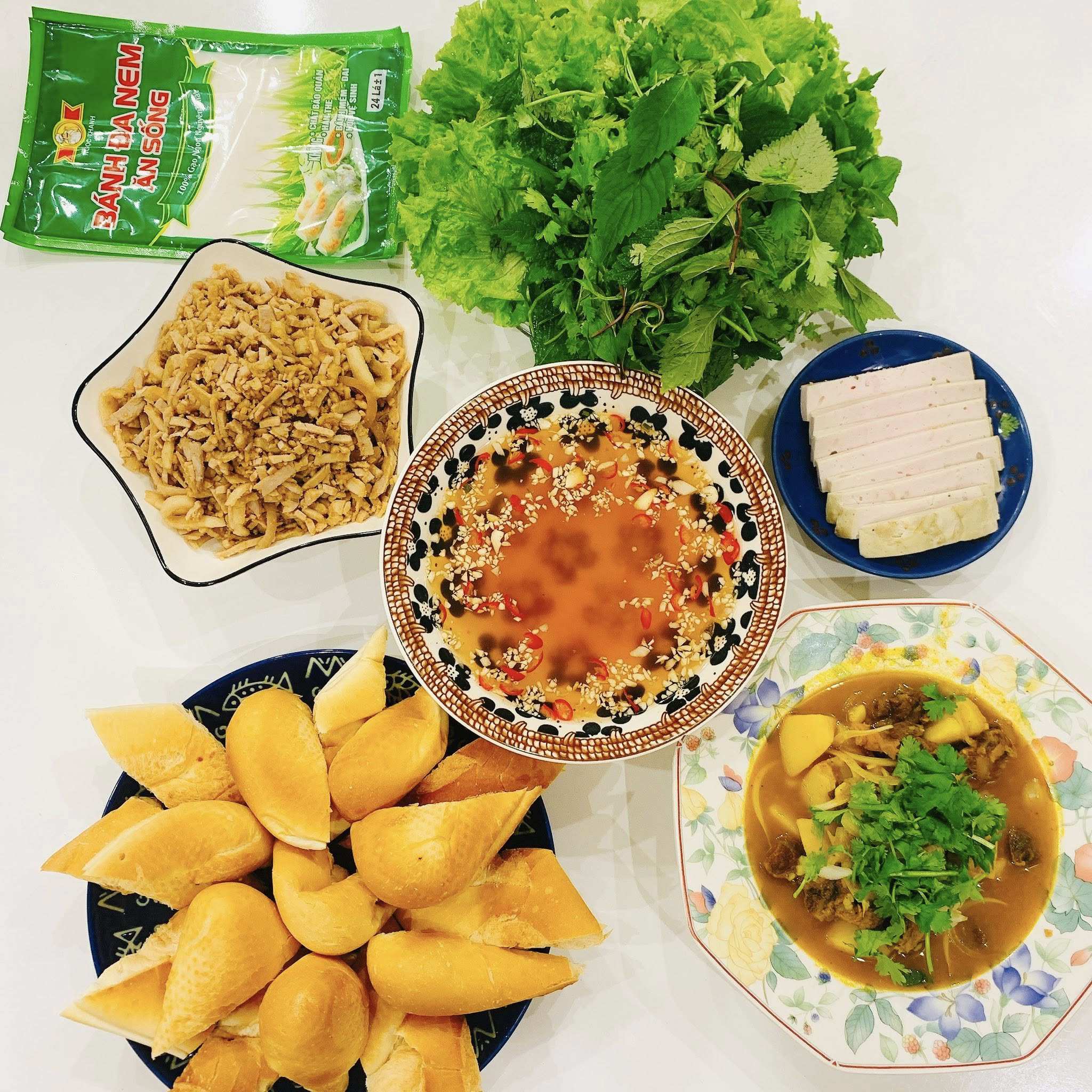 Bò sốt vang ăn kèm bánh mì - Nem cuốn - Giò lụa
