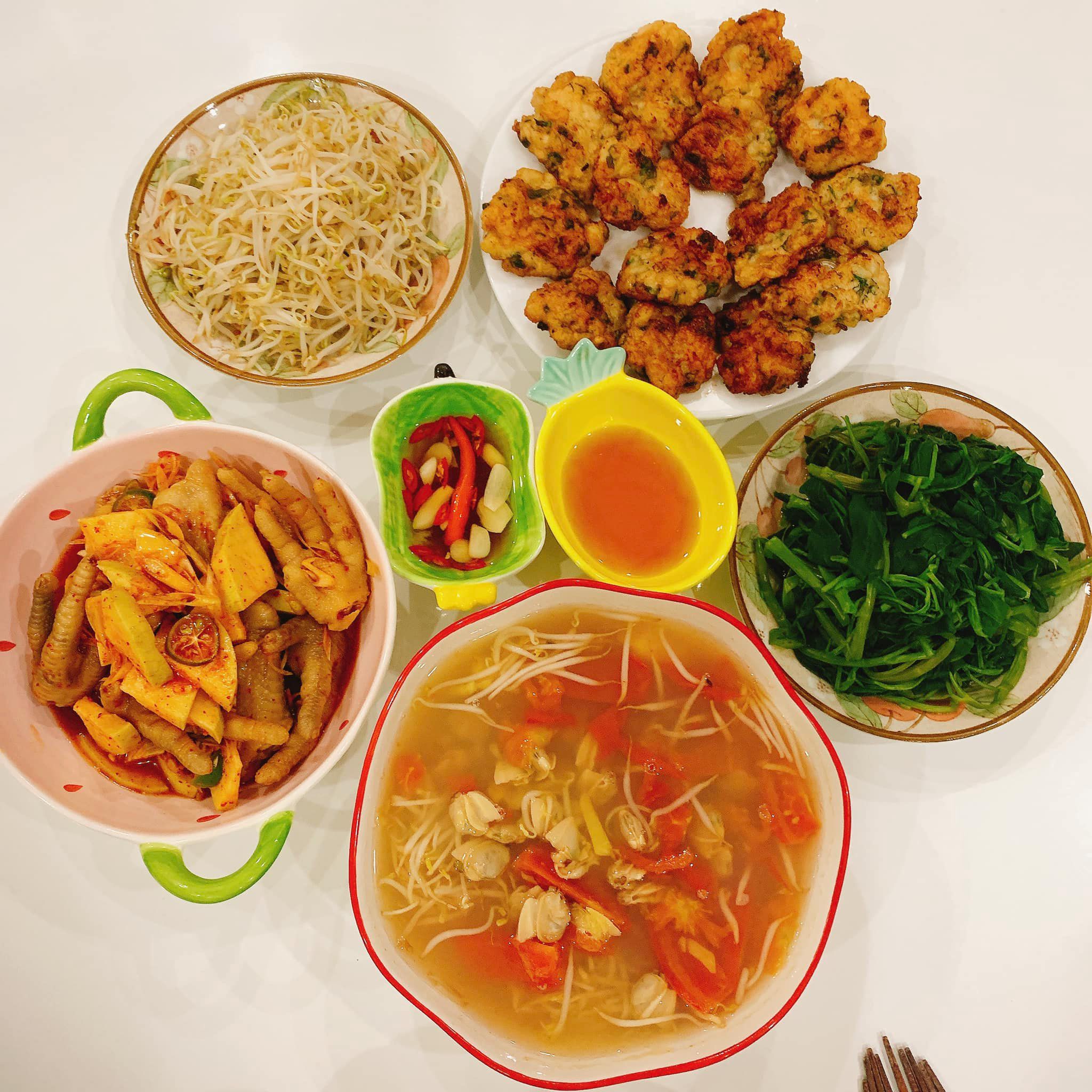 Chả cá - Chân gà sốt Thái - Canh ngao nấu chua - Giá đỗ luộc - Rau muống luộc