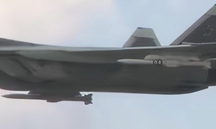 Tiêm kích tàng hình Su-57 của Nga mang tên lửa R-77M. Ảnh: Military Watch.