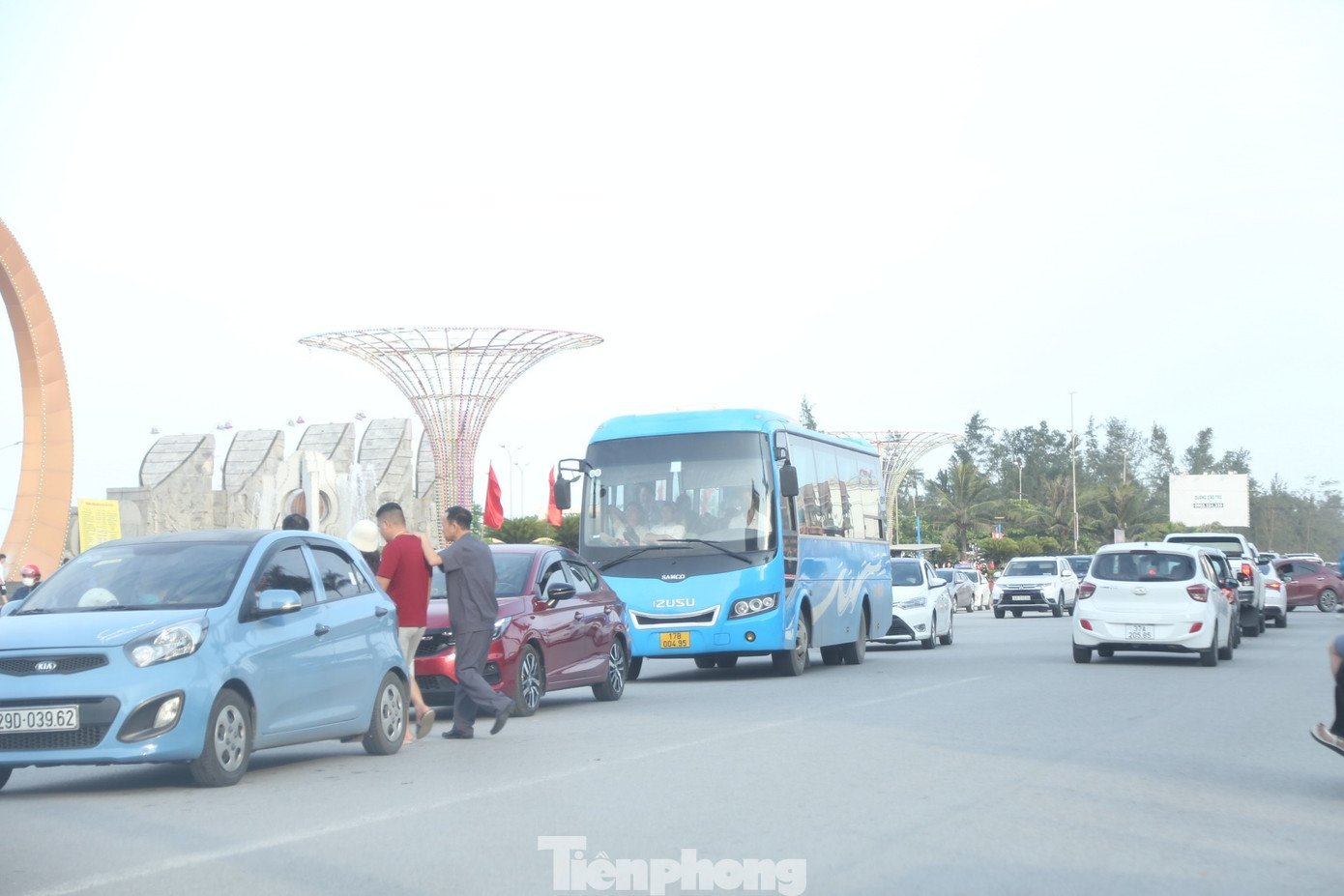 Du khách đổ xô đi biển Cửa Lò - 2