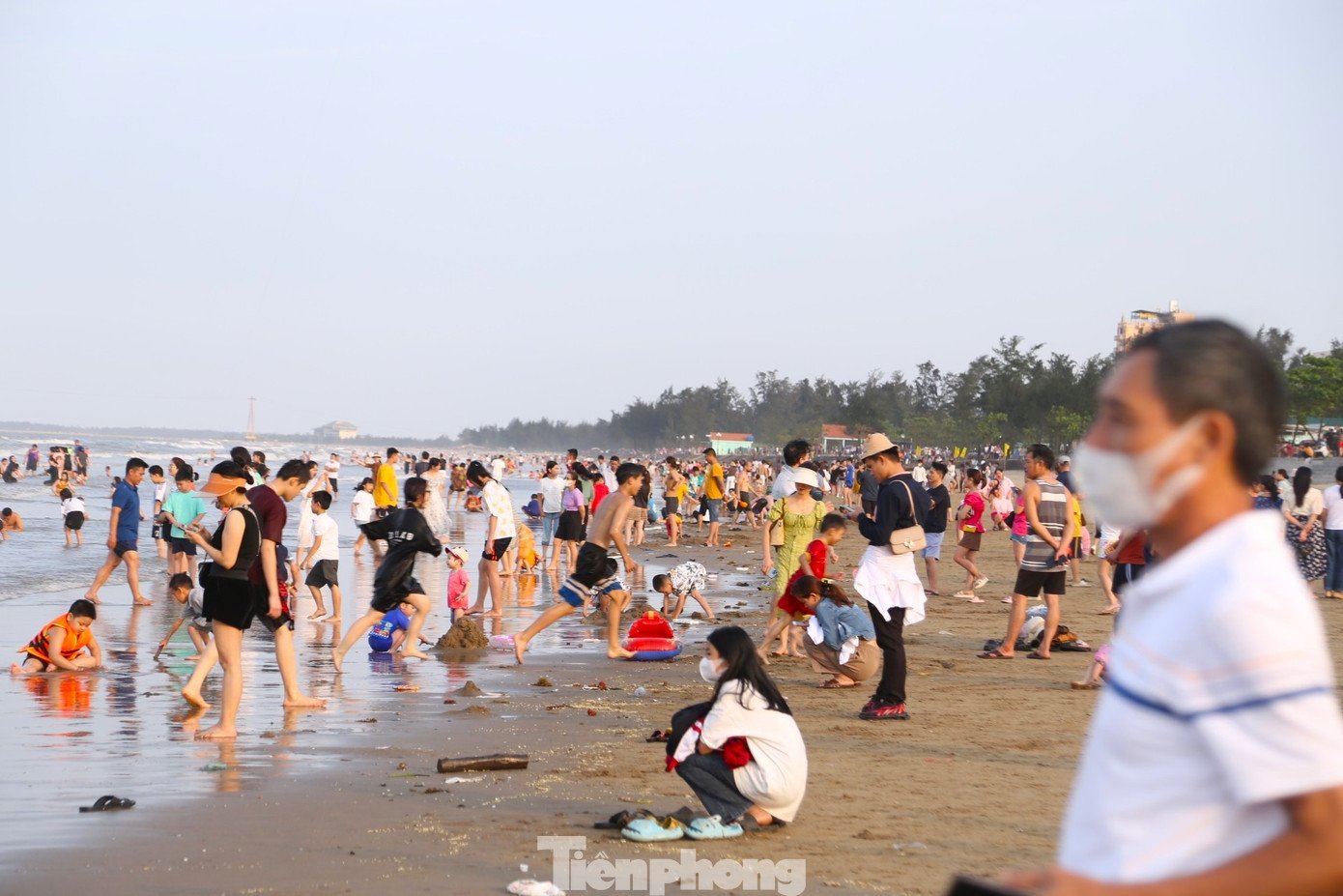 Du khách đổ xô đi biển Cửa Lò - 3