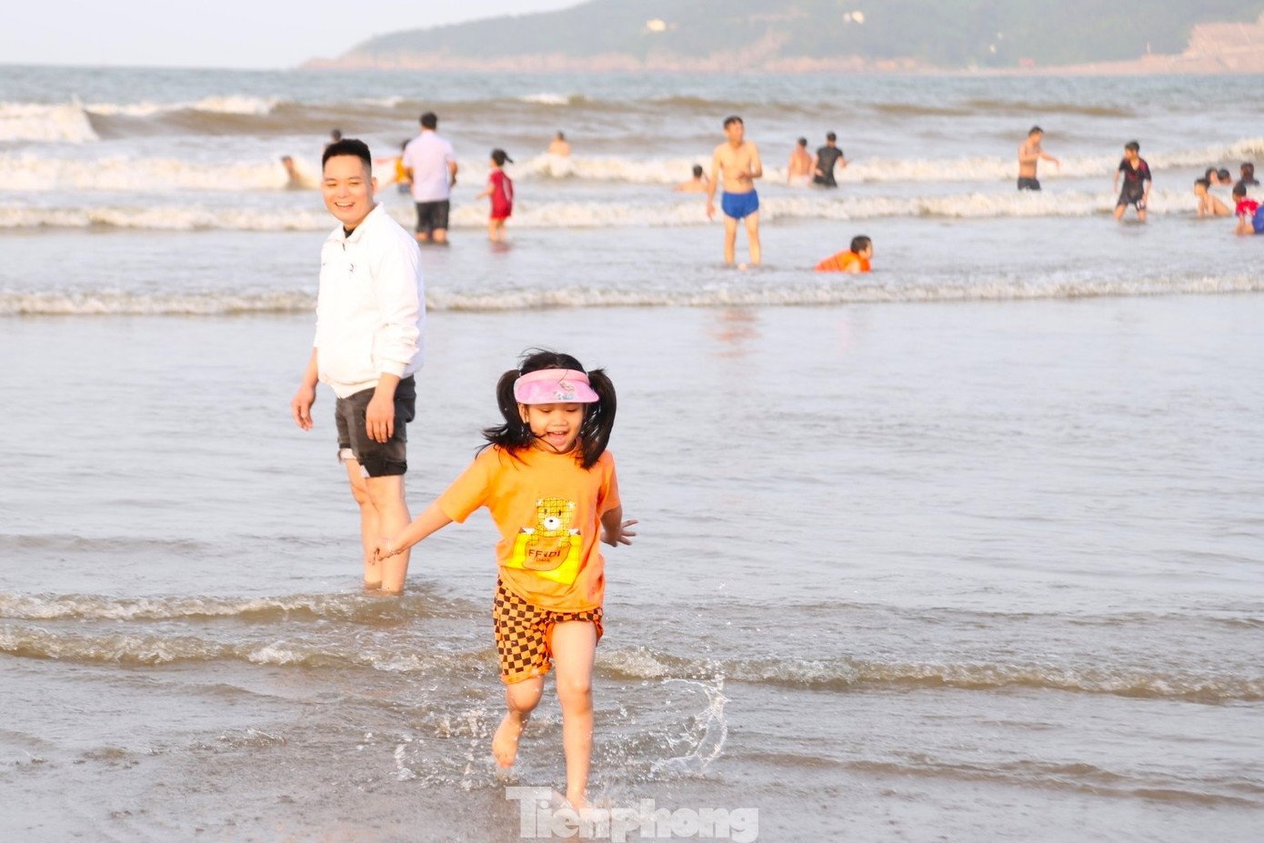 Du khách đổ xô đi biển Cửa Lò - 6