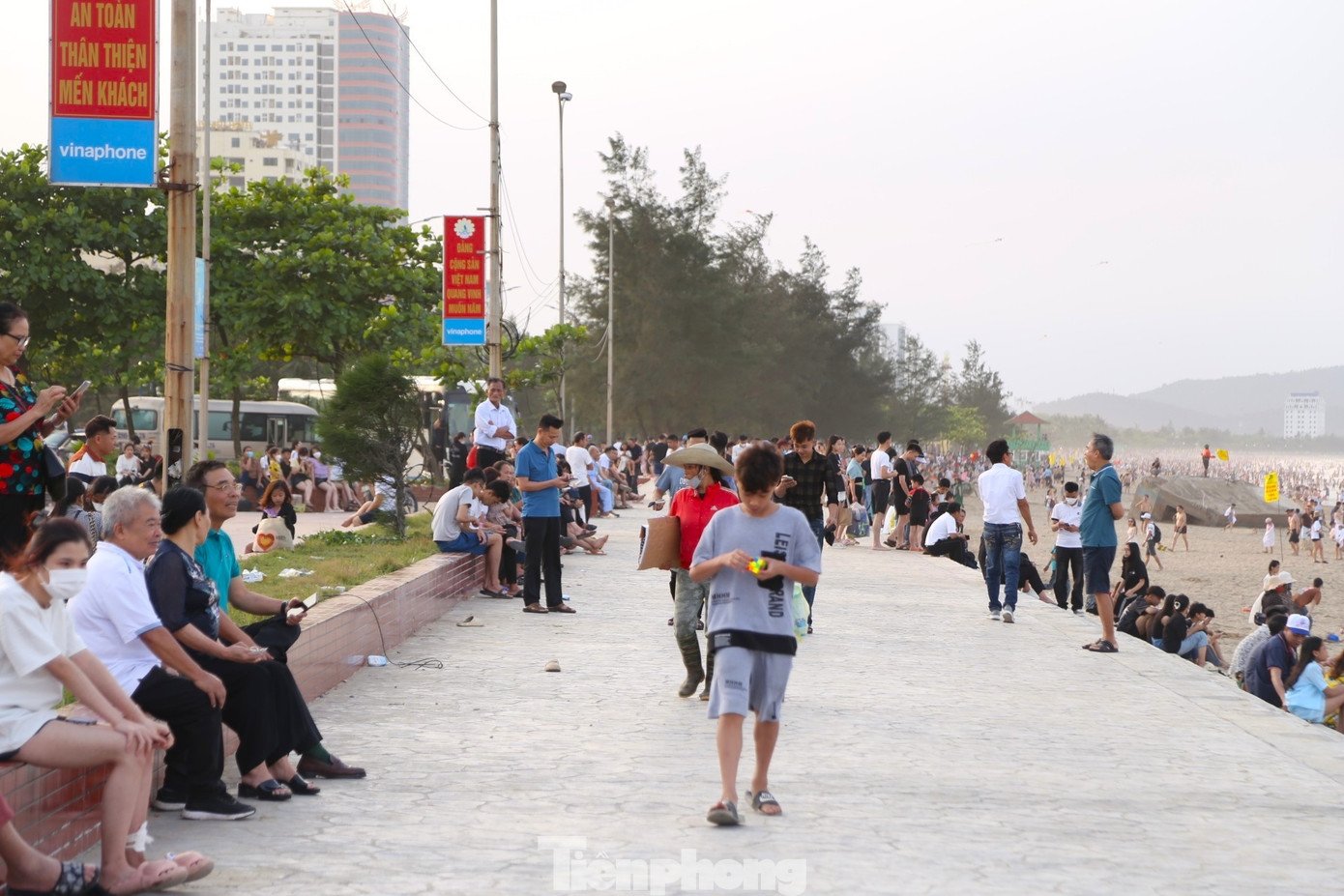 Du khách đổ xô đi biển Cửa Lò - 9