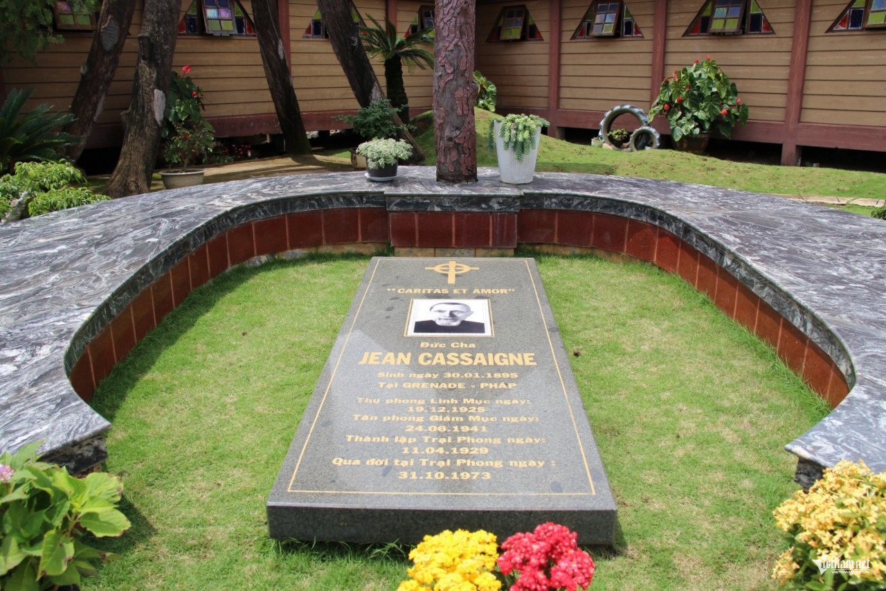 Mộ cha Jean Cassaigne, người thành lập trại phong Di Linh. Ảnh: Hà Nguyễn