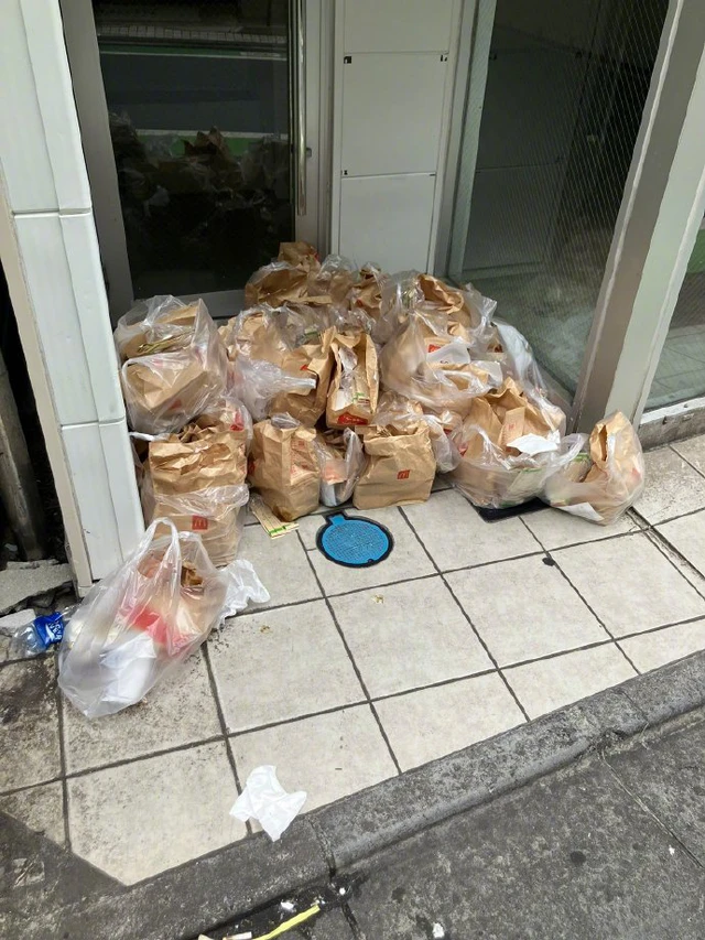 Thức ăn còn nóng hổi bị vứt bỏ