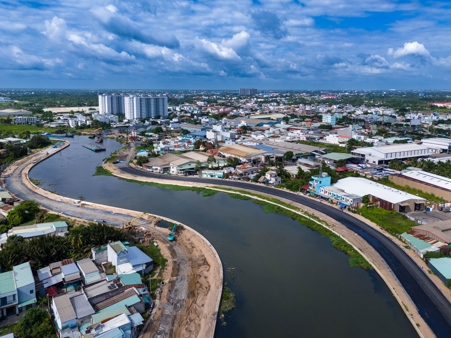 Tuyến đường ven kênh Tham Lương đã được trải nhựa, góp phần hoàn thiện trục kết nối từ trung tâm TP.HCM đến khu vực Conic Boulevard. Ảnh: Conic