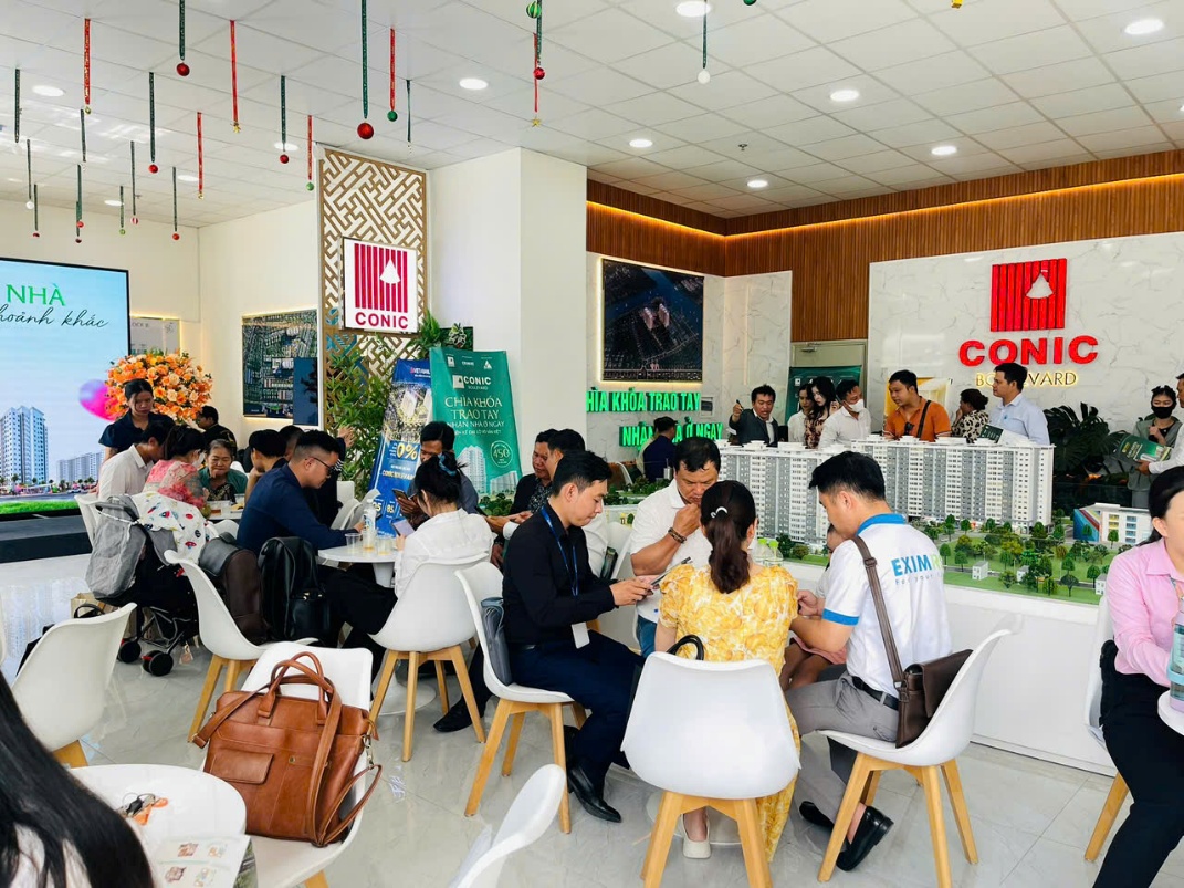 Khách hàng đến tìm hiểu thông tin Block A – phân khu được mong chờ nhất tại Conic Boulevard. Ảnh: Conic