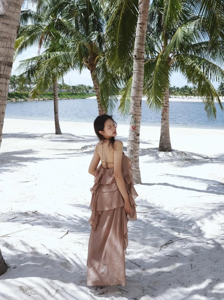 Doãn Hải My - bà xã cầu thủ Đoàn Văn Hậu, vừa 'chiêu đãi' người hâm mộ một bộ ảnh mới đầy lãng mạn và ngọt ngào tại bãi biển.