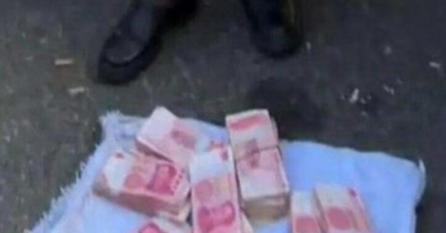 Cụ ông bày 730 triệu đồng giữa chợ, mời mọi ngư...