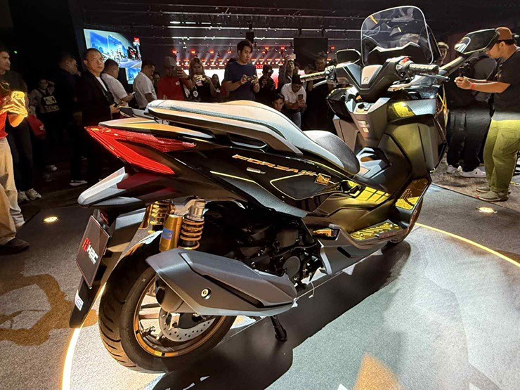 Honda ra mắt xe ga cao cấp 
