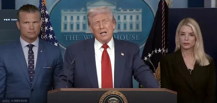 Tổng thống Mỹ Donald Trump tại cuộc họp báo ngày 11-8. Ảnh chụp màn hình video Nhà Trắng