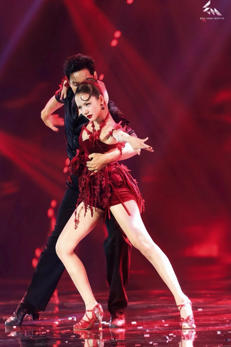 Phương Ly nhảy Tango trong phần thi dance battle