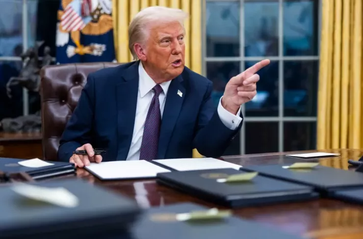 Tổng thống Trump đã gia hạn lệnh tạm hoãn tăng thuế với hàng hóa Trung Quốc thêm 90 ngày. Ảnh: EPA/BLOOMBERG