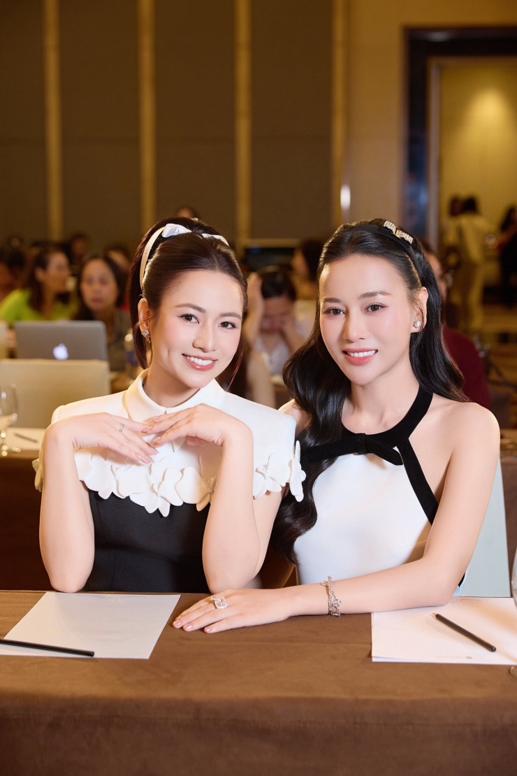 Phương Oanh và Việt Hoa tại họp báo ra mắt phim.&nbsp;