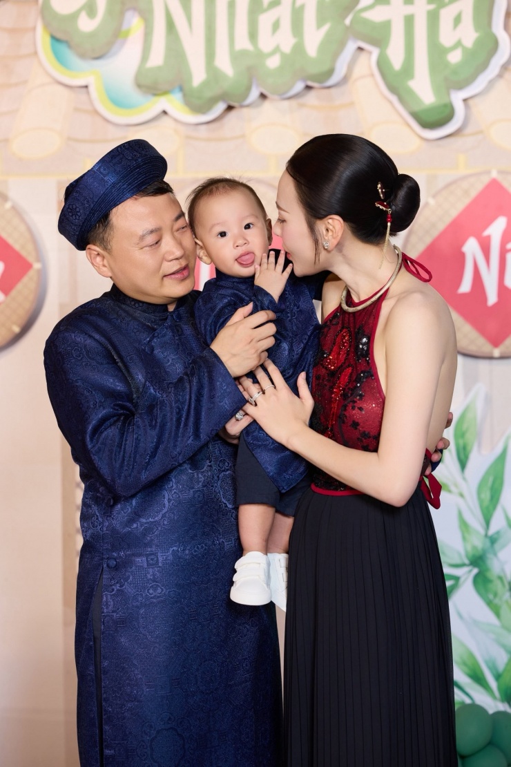 Phương Oanh và chồng trong tiệc sinh nhật con.&nbsp;