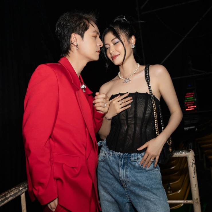 Sau khi sinh quý tử thứ ba hồi tháng 12/2024, Thủy Anh thường xuyên khai thác vóc dáng mảnh mai qua corset dáng quây và phối quần jeans nhằm bổ sung nét trẻ trung cho tổng thể.