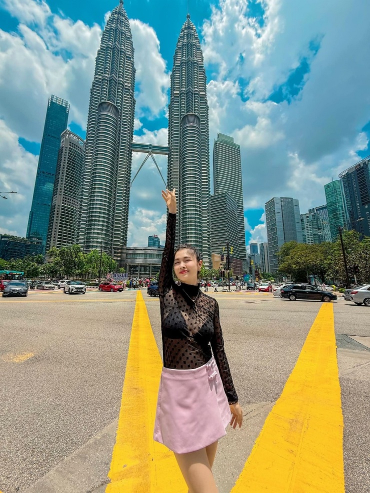 Trong chuyến thăm Malaysia hồi đầu tháng 4, bà xã Đăng Khôi cũng chọn phong cách sexy với mốt áo xuyên thấu khoe nội y.