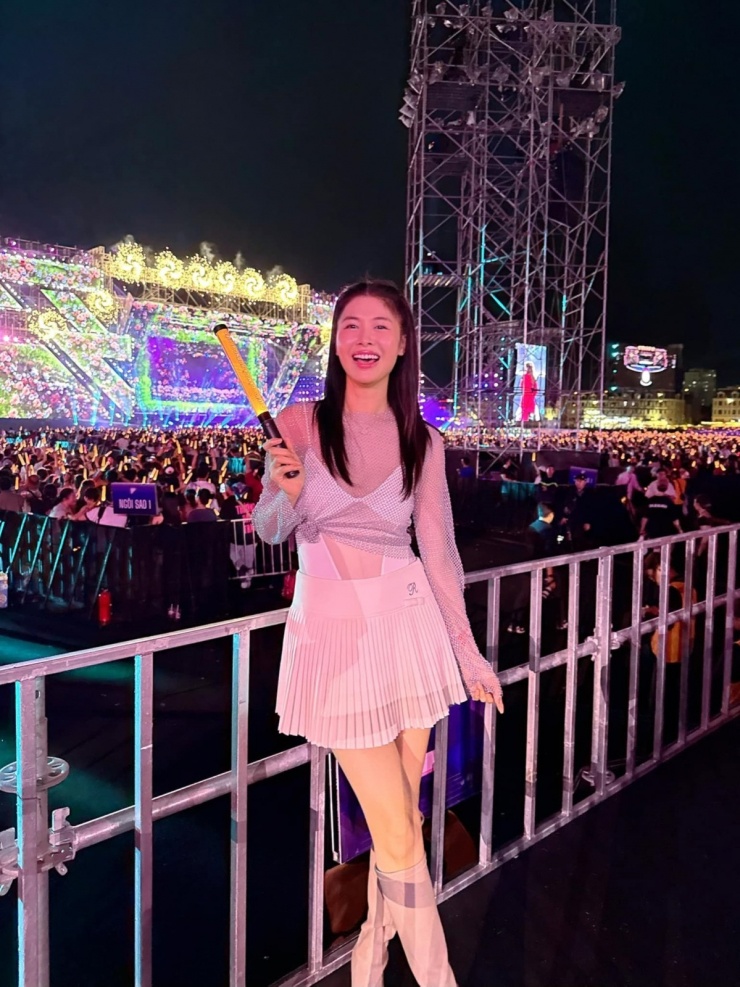 Cách mix tương tự được Thủy Anh áp dụng tại concert Chị đẹp sau đó ít ngày, phù hợp không khí sôi động của chương trình.