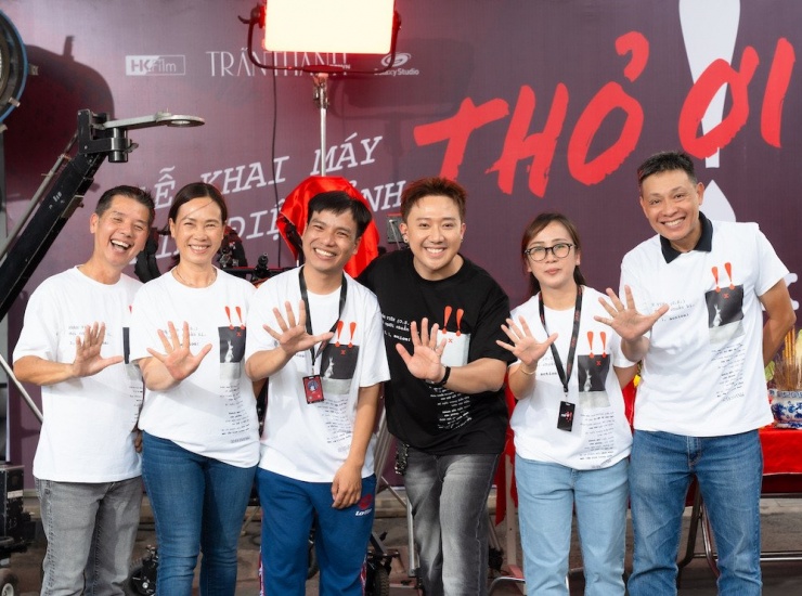 Nhà quay phim Trinh Hoan (ngoài cùng bên trái) tiếp tục đồng hành với Trấn Thành trong phim Tết 2026.  