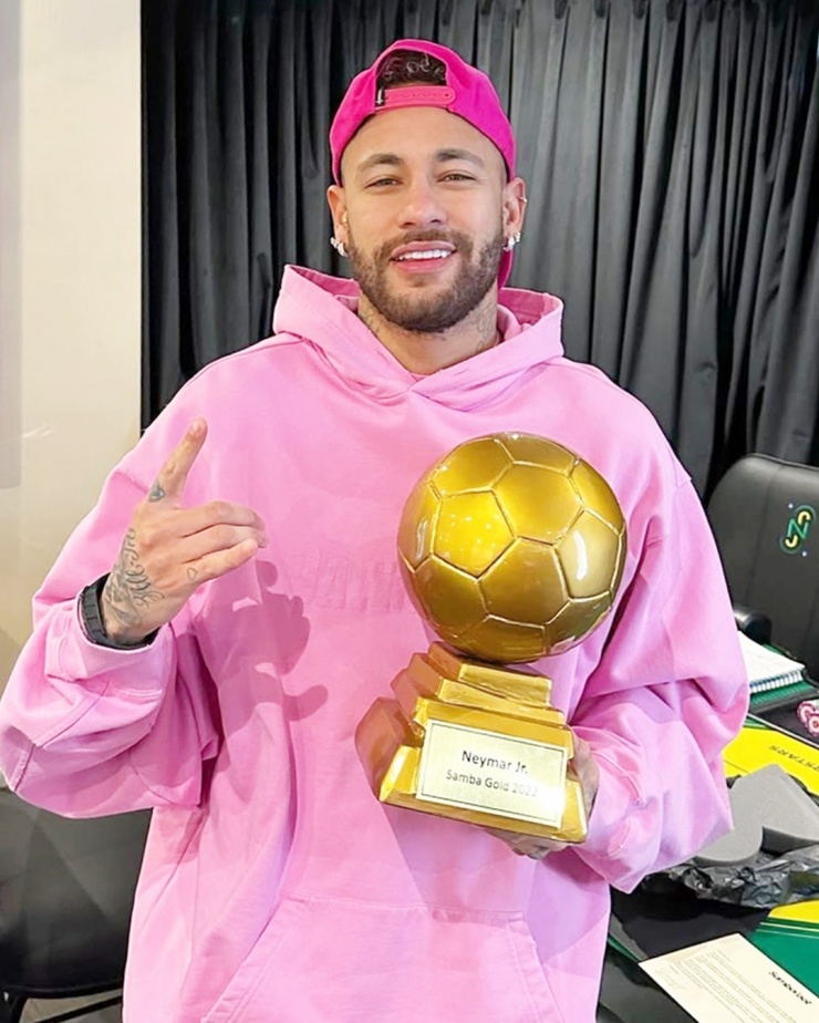 Siêu sao diện áo chui đầu và mũ hồng cánh sen trong loạt ảnh đời thường. Neymar nhiều lần giành 