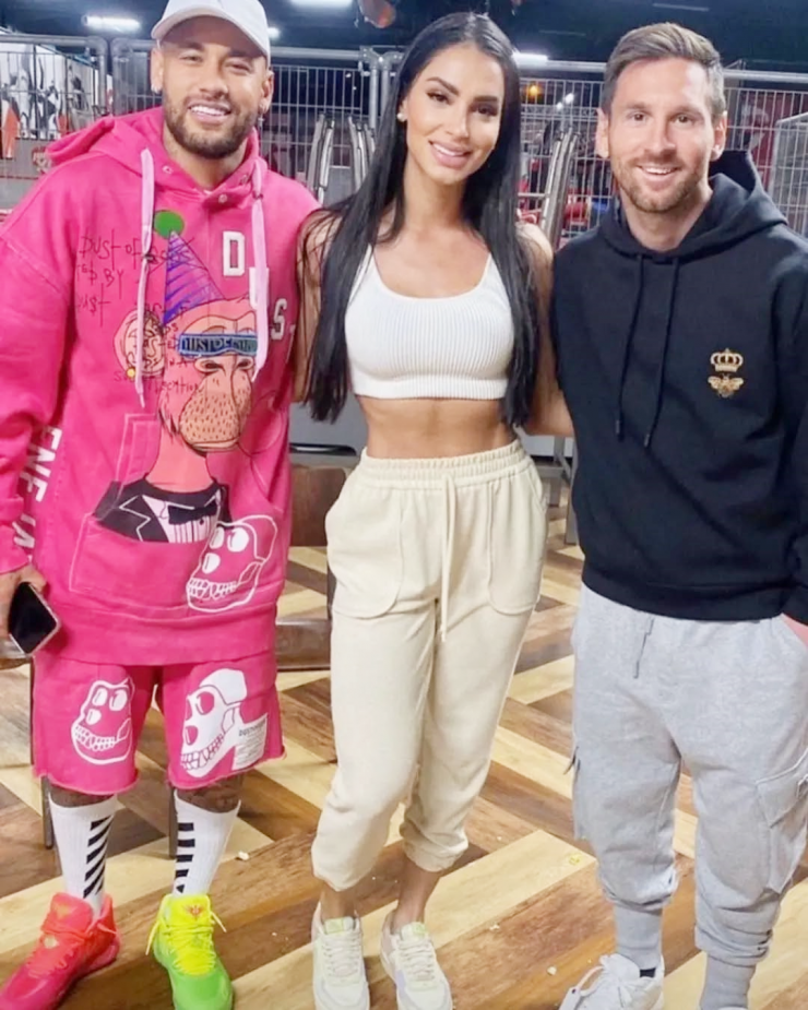 Chụp ảnh cùng đàn anh Messi và khán giả nữ, Neymar diện 