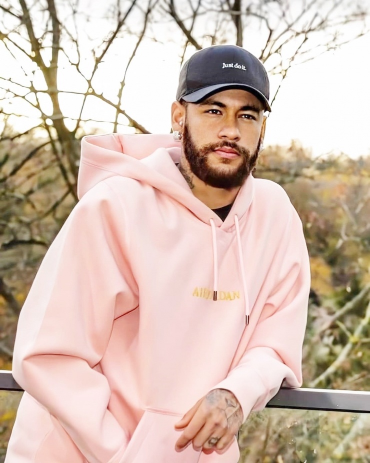 Áo chui đầu là một trong những thiết kế yêu thích của Neymar và nhiều sao thể thao. Ngoài hồng, anh đặt nhiều mẫu tương tự nhưng khác màu như đỏ, vàng, xanh lá, cam.