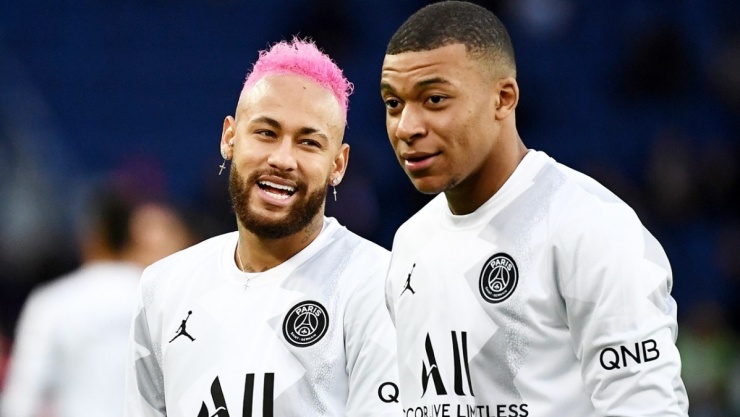 Không chỉ quần áo và giày, Neymar còn sắm nhiều phụ kiện hồng như băng đô, túi xách, kính mát. Thời còn thi đấu cho PSG tại giải Ligue 1 (Pháp), anh nhiều lần ra sân với mái tóc nhuộm nổi bật.