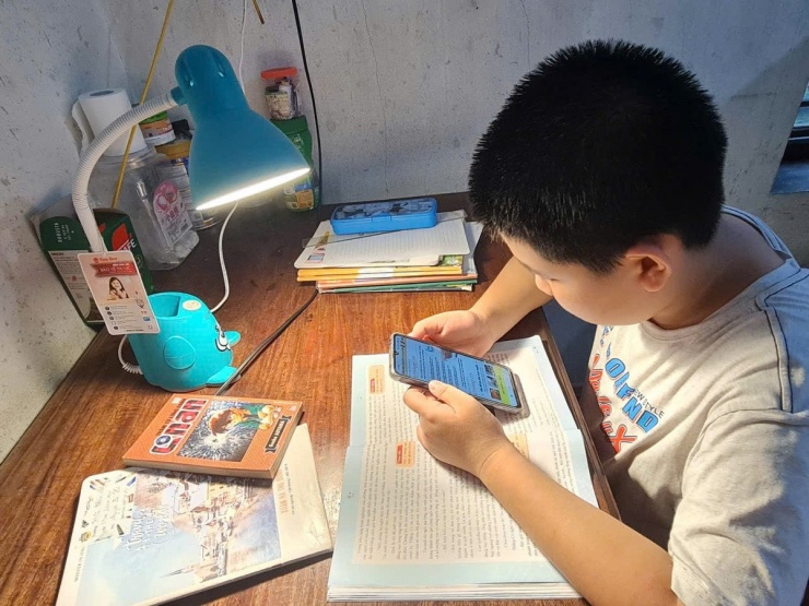 Gia đình cần thiết lập những quy tắc rõ ràng về thời gian sử dụng điện thoại của trẻ. Ảnh minh họa: Mai Loan.