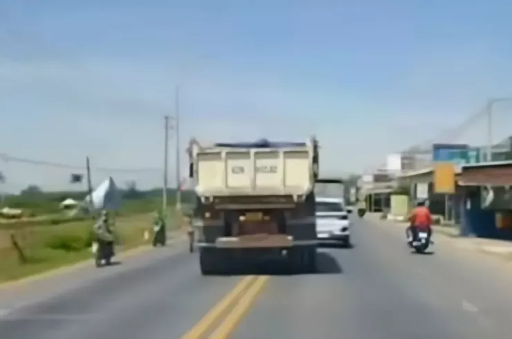 Tài xế xe tải điều khiển cho xe chạy lấn làn, ngược chiều trên đường tỉnh 824. Ảnh cắt từ clip