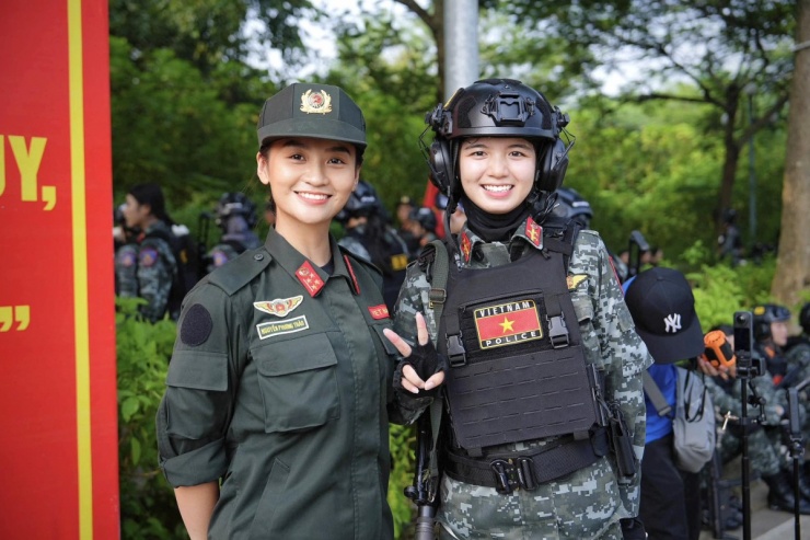 Phương Thảo (trái) bên chiến sĩ Nguyễn Bảo Chinh - học viên Đại học Cảnh sát Nhân dân, gây chú ý nhờ nụ cười rạng rỡ ở buổi những tập luyện diễu binh, diễu hành kỷ niệm 50 năm thống nhất đất nước.