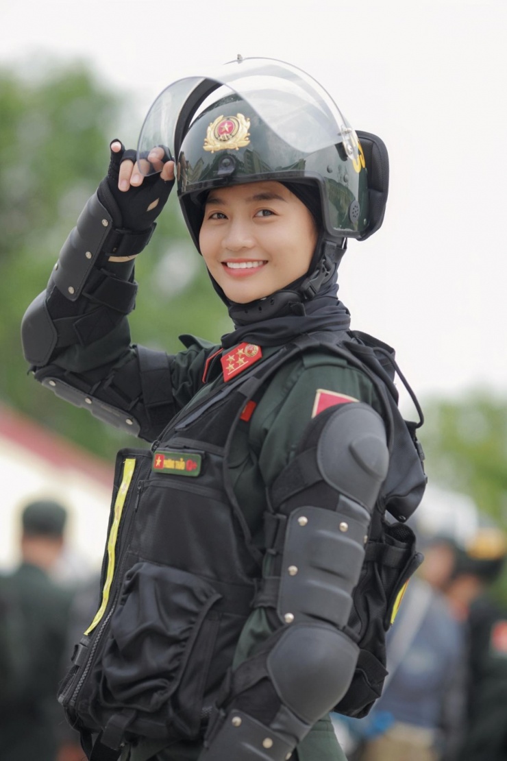 Sắc vóc đại úy gây sốt trong tình huống bắt 'quái xế' - 2