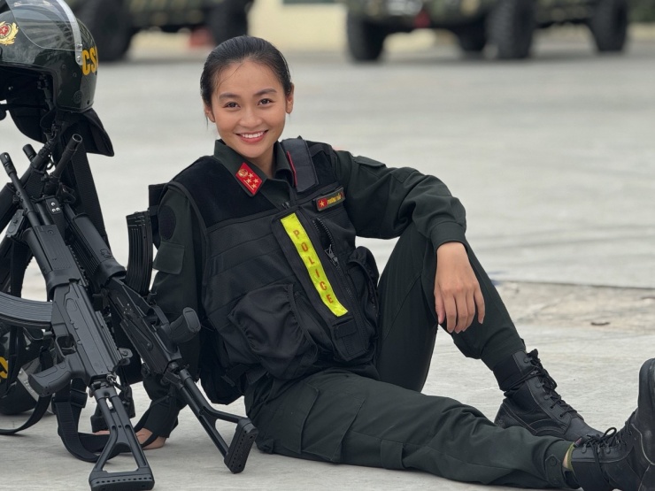 Ngày nhỏ, Phương Thảo yêu thích hình ảnh chiến sĩ công an trong phim Cảnh sát hình sự, nuôi mong ước được góp sức vào việc gìn giữ bình yên cho người dân. Khi chọn thi vào ngành công an, gia đình lo cô vất vả nhưng vẫn ủng hộ quyết định. Mẹ cô động viên: ''Con quyết tâm thì cả nhà sẽ là hậu phương vững chắc nhất''.