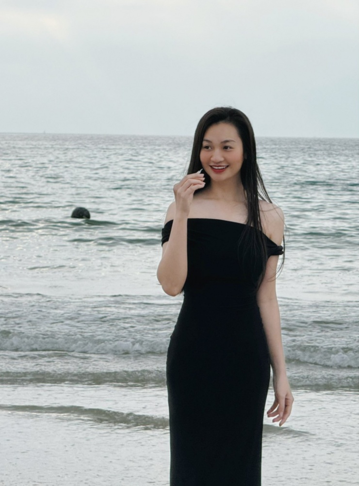 Nữ đại úy được nhận xét ''lúc nào cũng cười'', bởi cô quan niệm nụ cười giúp bản thân giải tỏa áp lực, khiến mọi người xung quanh thấy dễ gần hơn. ''Tôi thích truyền năng lượng tích cực cho người khác, đôi khi pha chút 'mặn mòi' để không khí lúc nào cũng vui vẻ'', cô nói.