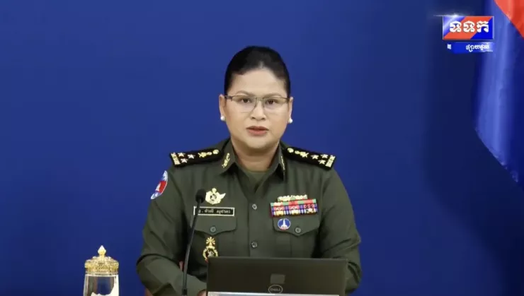 Bà Maly Socheata - người phát ngôn Bộ Quốc phòng Campuchia trong buổi họp báo sáng 12-8. Ảnh chụp màn hình livestream của ông Hun Sen - Chủ tịch Thượng viện Campuchia