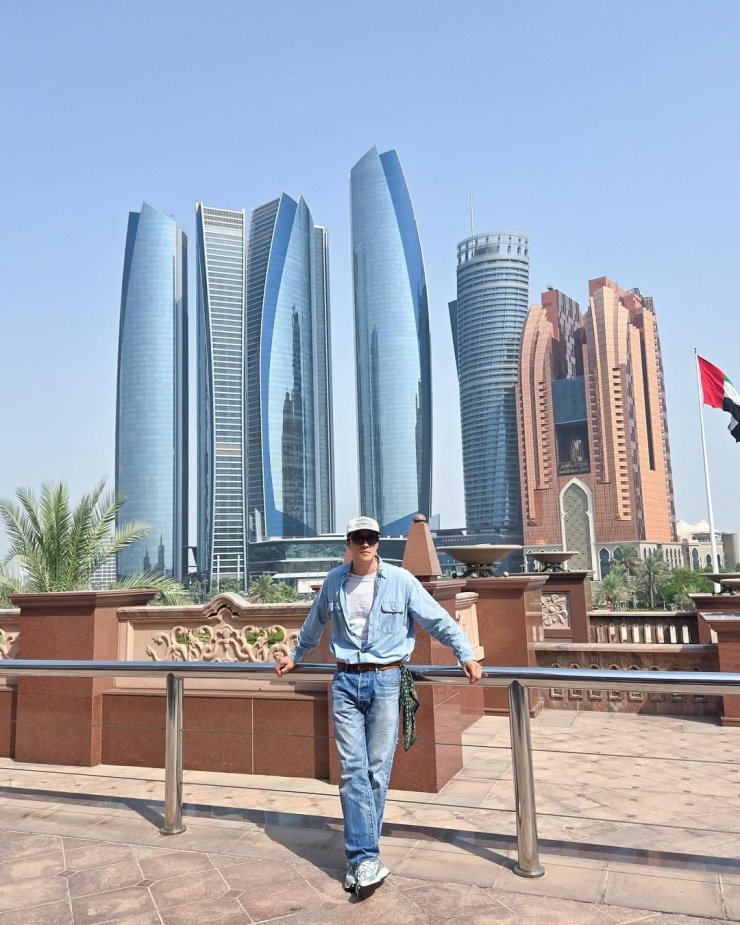 Khi khám phá những tòa nhà chọc trời ở UAE, anh diện áo thun với cả set jeans, sneakers. Diễn viên phối mũ lưỡi trai, biến tấu khăn bandana thành phụ kiện dắt eo. Đa số khán giả khen So Ji Sub năng động, trẻ hơn so với tuổi 48. Ảnh: Instagram Soganzi_51